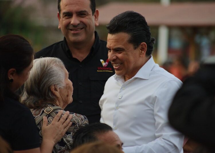 Encabeza Lalo Gattás entrega de apoyos alimentarios en Victoria