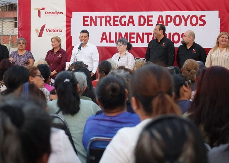 Encabeza Lalo Gattás entrega de apoyos alimentarios en Victoria