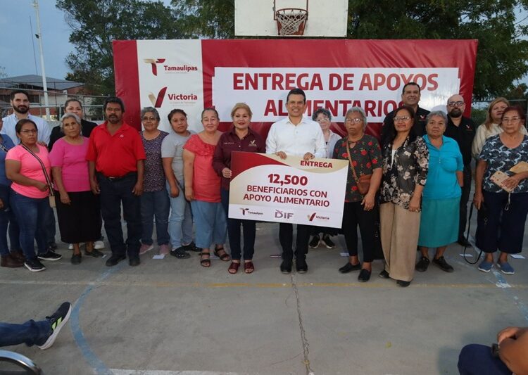 Encabeza Lalo Gattás entrega de apoyos alimentarios en Victoria