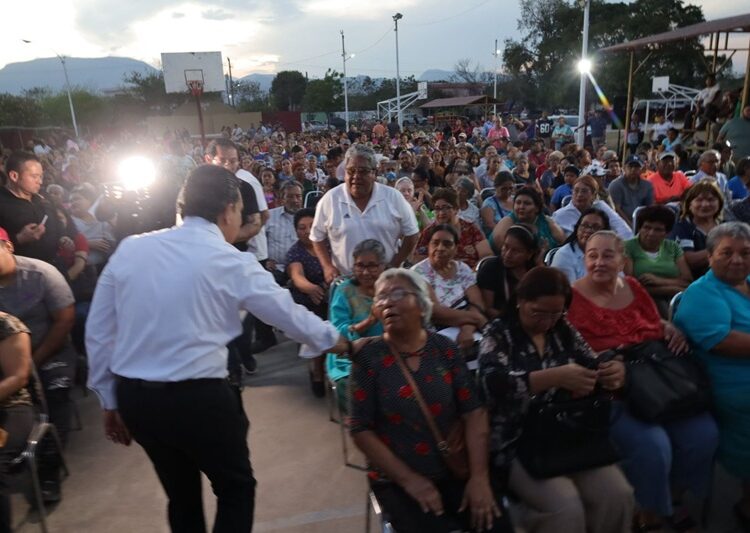 Encabeza Lalo Gattás entrega de apoyos alimentarios en Victoria
