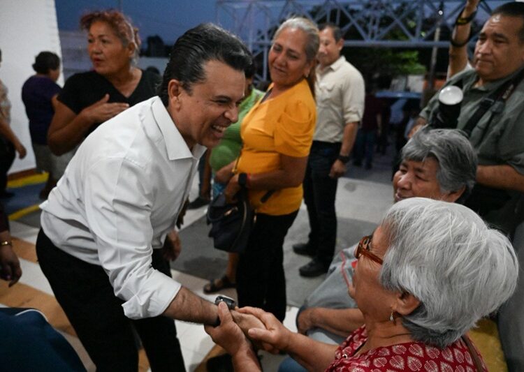 Encabeza Lalo Gattás entrega de apoyos alimentarios en Victoria