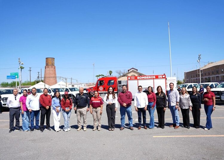 Entrega Carmen Lilia 20 unidades y una apagadora nueva a PC y Bomberos