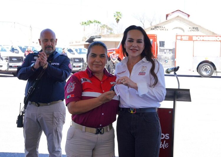 Entrega Carmen Lilia 20 unidades y una apagadora nueva a PC y Bomberos