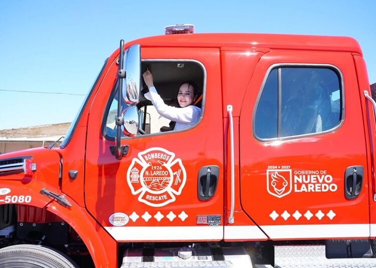 Entrega Carmen Lilia 20 unidades y una apagadora nueva a PC y Bomberos