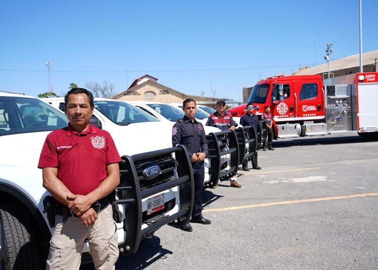 Entrega Carmen Lilia 20 unidades y una apagadora nueva a PC y Bomberos