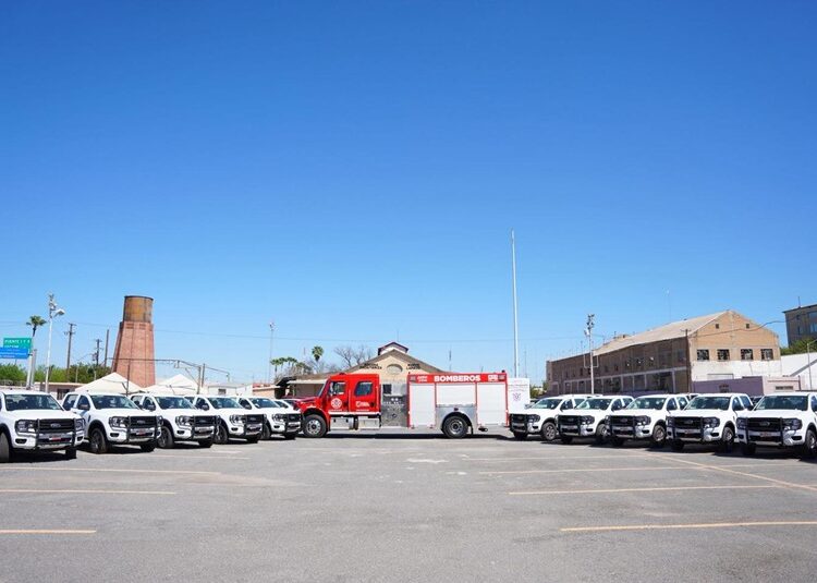 Entrega Carmen Lilia 20 unidades y una apagadora nueva a PC y Bomberos