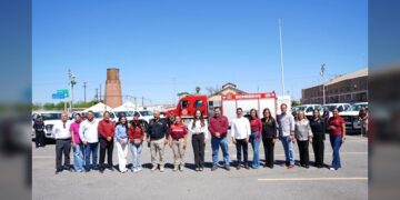 Entrega Carmen Lilia 20 unidades y una apagadora nueva a PC y Bomberos