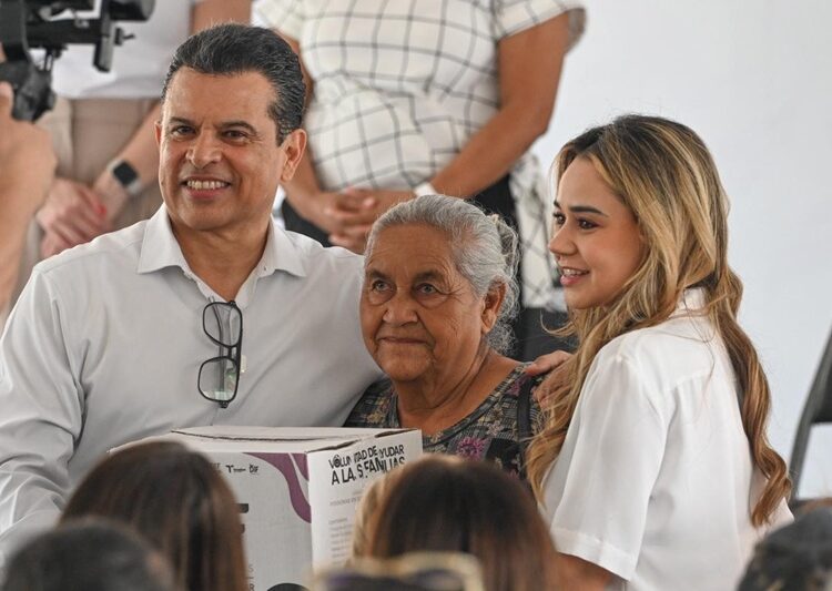 Entregan Lucy y Lalo 3 mil insumos alimentarios