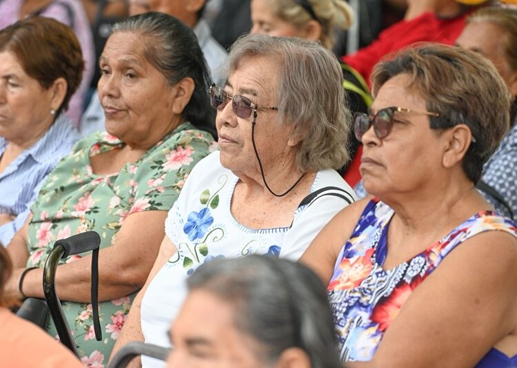 Entregan Lucy y Lalo 3 mil insumos alimentarios