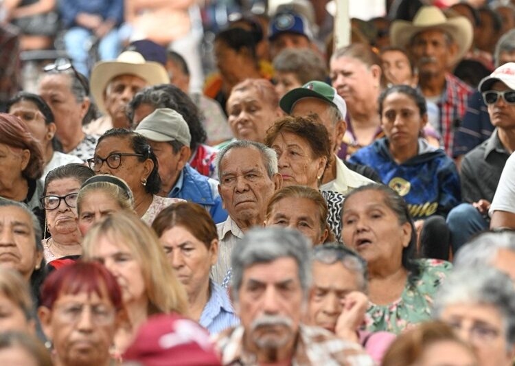 Entregan Lucy y Lalo 3 mil insumos alimentarios