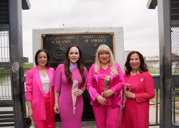 Mujeres de los Dos Laredos se unen en caminata binacional para conmemorar el Día Internacional de la Mujer
