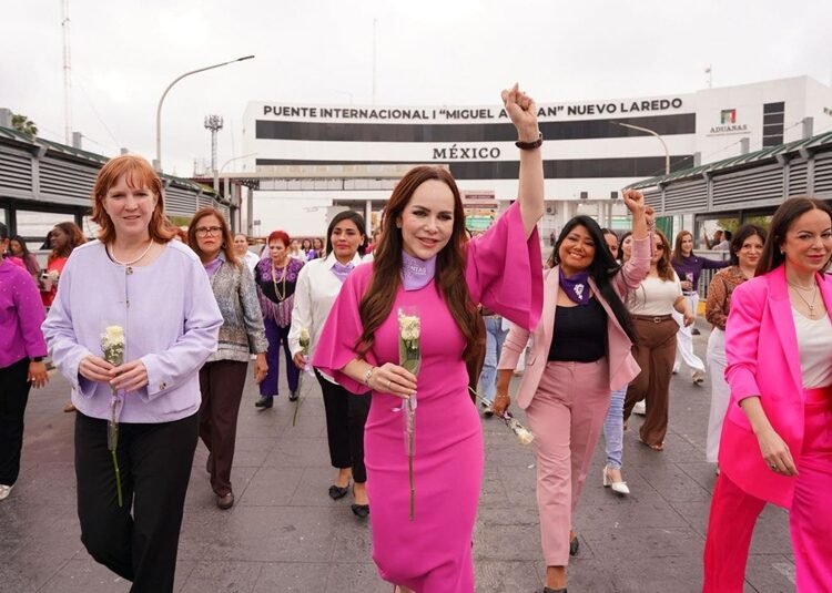 Mujeres de los Dos Laredos se unen en caminata binacional para conmemorar el Día Internacional de la Mujer