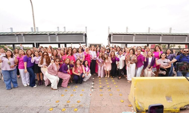 Mujeres de los Dos Laredos se unen en caminata binacional para conmemorar el Día Internacional de la Mujer