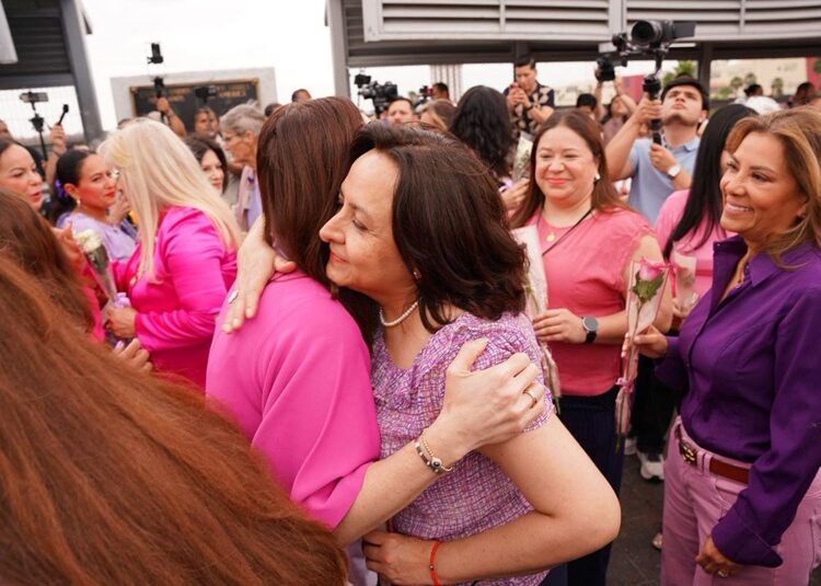 Mujeres de los Dos Laredos se unen en caminata binacional para conmemorar el Día Internacional de la Mujer