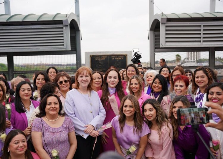 Mujeres de los Dos Laredos se unen en caminata binacional para conmemorar el Día Internacional de la Mujer