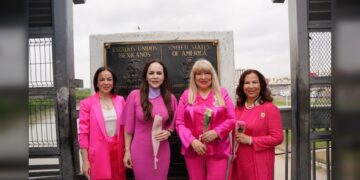 Mujeres de los Dos Laredos se unen en caminata binacional para conmemorar el Día Internacional de la Mujer