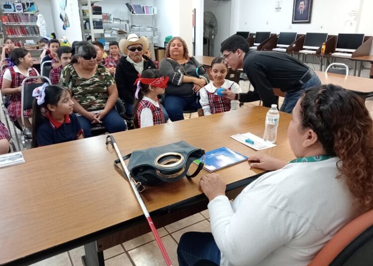Ofrecen lectura en braille a niños de primaria en la biblioteca “Fidel Cuéllar”