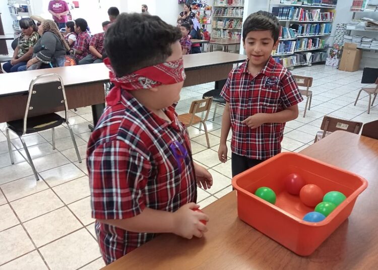 Ofrecen lectura en braille a niños de primaria en la biblioteca “Fidel Cuéllar”