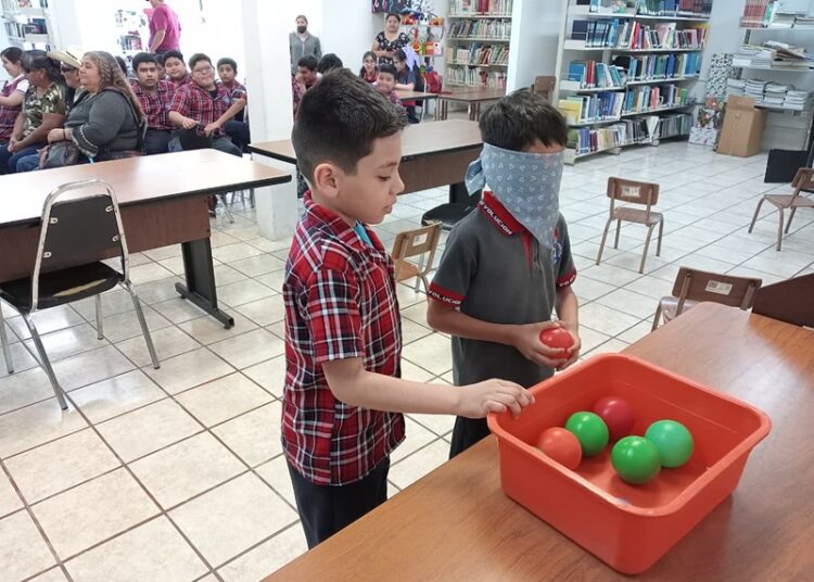 Ofrecen lectura en braille a niños de primaria en la biblioteca “Fidel Cuéllar”