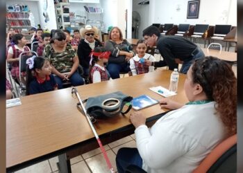 Ofrecen lectura en braille a niños de primaria en la biblioteca “Fidel Cuéllar”