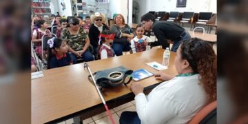 Ofrecen lectura en braille a niños de primaria en la biblioteca “Fidel Cuéllar”