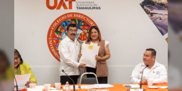 Reconoce rector la excelencia académica de egresados UAT en el EGEL