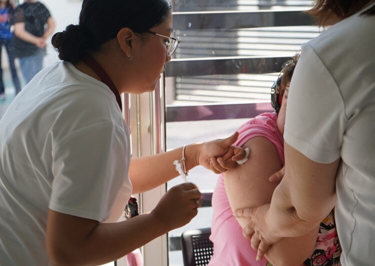 Refuerzan protección de la niñez en el Centro de Autismo del DIF NLD con jornada de vacunación
