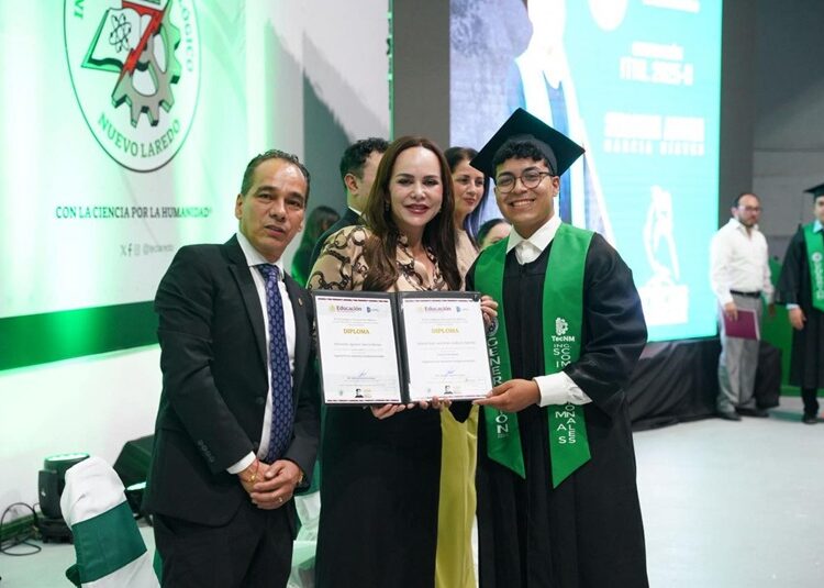 Reitera Carmen Lilia compromiso con la juventud y la educación en graduación del TEC de NLD