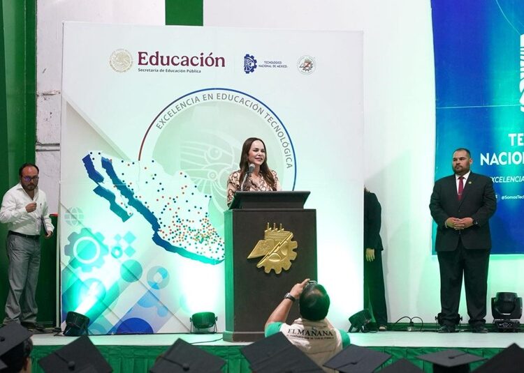 Reitera Carmen Lilia compromiso con la juventud y la educación en graduación del TEC de NLD