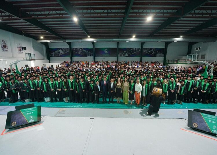 Reitera Carmen Lilia compromiso con la juventud y la educación en graduación del TEC de NLD