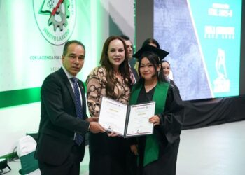 Reitera Carmen Lilia compromiso con la juventud y la educación en graduación del TEC de NLD