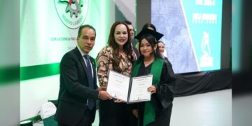 Reitera Carmen Lilia compromiso con la juventud y la educación en graduación del TEC de NLD
