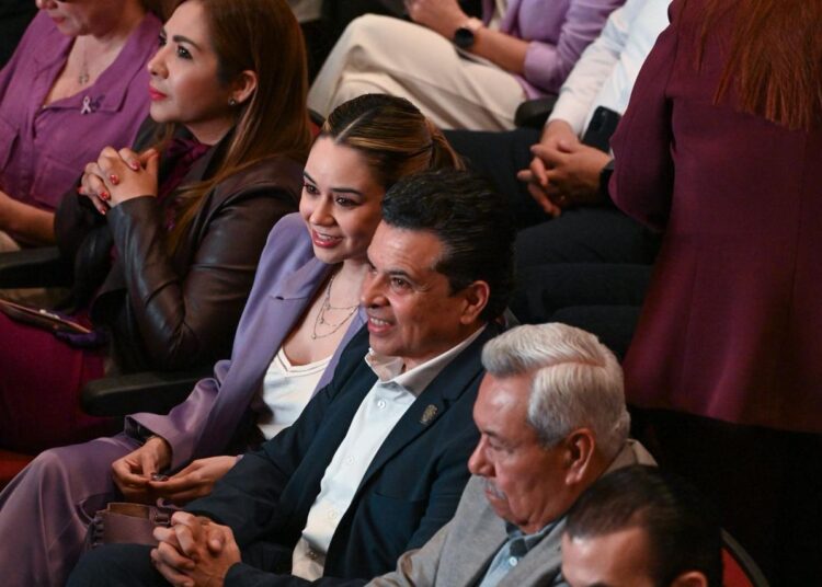 Lucy y Lalo asisten a ciclo de conferencias en conmemoración del M8