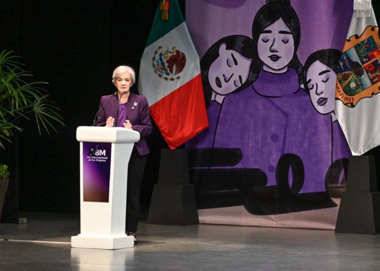 Lucy y Lalo asisten a ciclo de conferencias en conmemoración del M8