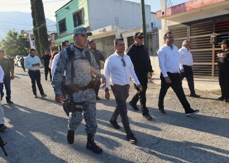 Lalo Gattás atiende con mandos de seguridad, reportes ciudadanos.