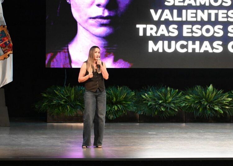 Lucy y Lalo asisten a ciclo de conferencias en conmemoración del M8