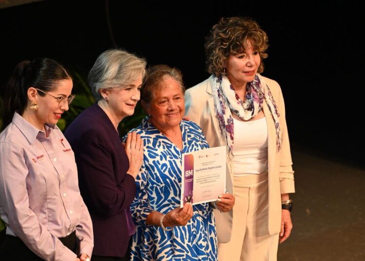 Lucy y Lalo asisten a ciclo de conferencias en conmemoración del M8