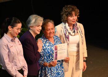 Lucy y Lalo asisten a ciclo de conferencias en conmemoración del M8