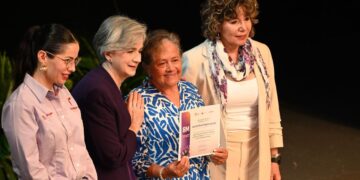 Lucy y Lalo asisten a ciclo de conferencias en conmemoración del M8