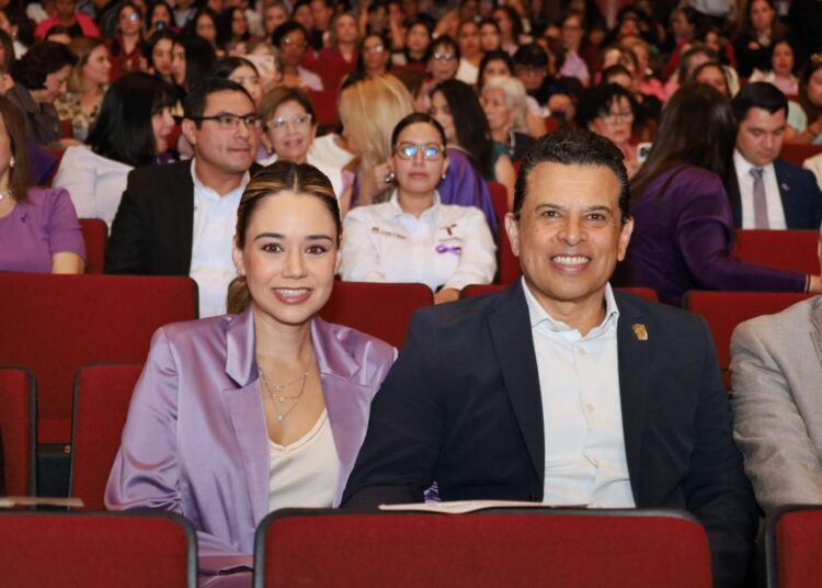 Lucy y Lalo asisten a ciclo de conferencias en conmemoración del M8