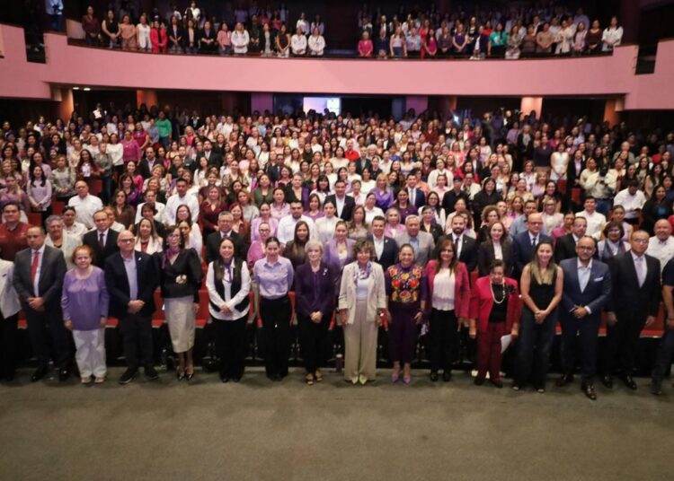 Lucy y Lalo asisten a ciclo de conferencias en conmemoración del M8