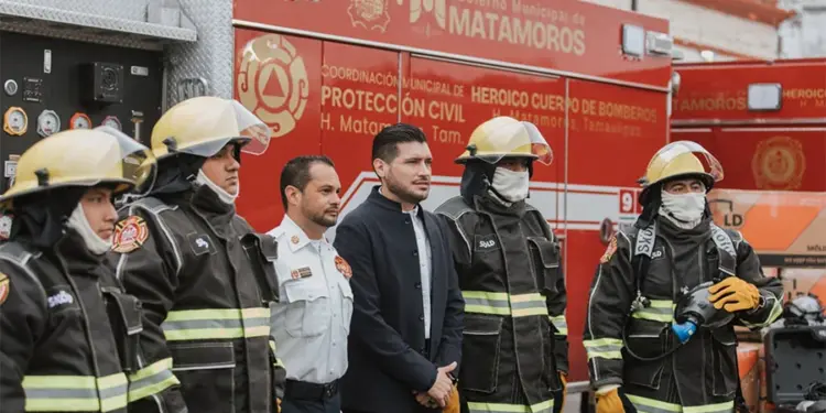 Alcalde de Matamoros anuncia incremento salarial del 30% a bomberos