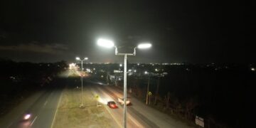Beneficia Armando Martínez a comunidad rural con iluminación solar