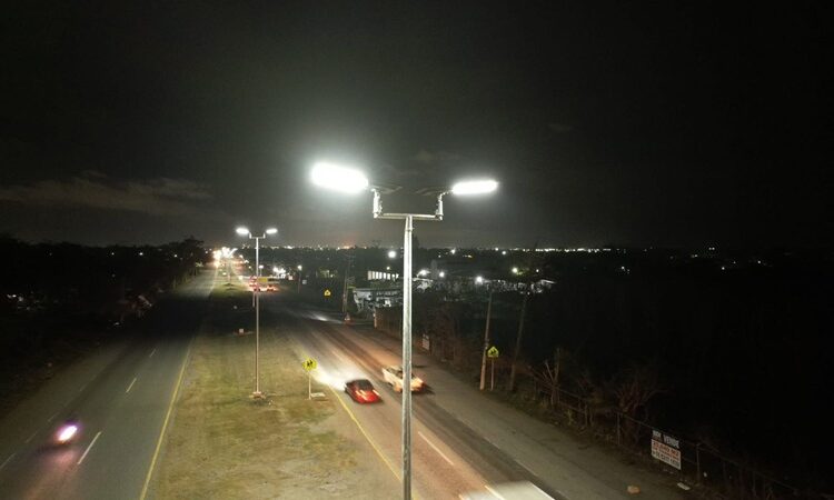 Beneficia Armando Martínez a comunidad rural con iluminación solar