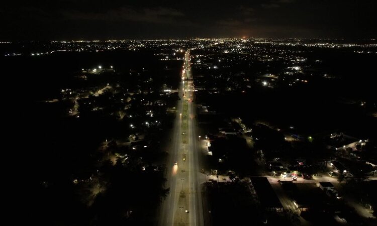 Beneficia Armando Martínez a comunidad rural con iluminación solar