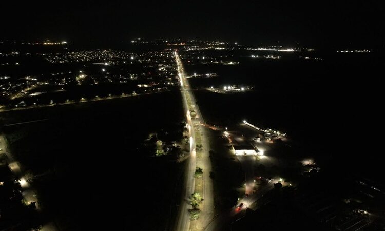 Beneficia Armando Martínez a comunidad rural con iluminación solar