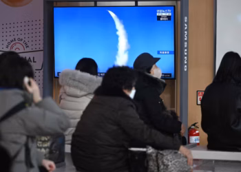 Corea del Norte realiza tiro de prueba de, al menos, un misil balístico