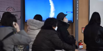 Corea del Norte realiza tiro de prueba de, al menos, un misil balístico