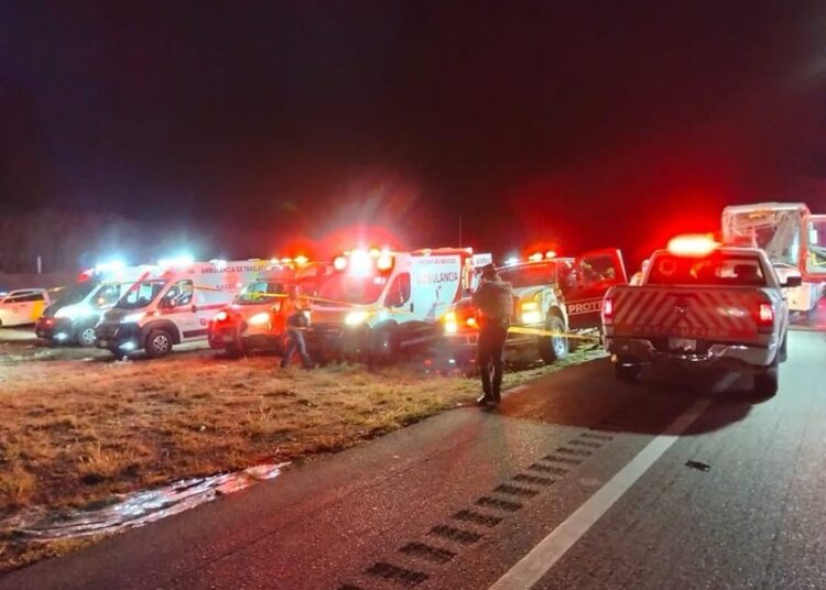 Choque de autobús deja 2 muertos y 8 heridos en la Zaragoza–Monterrey