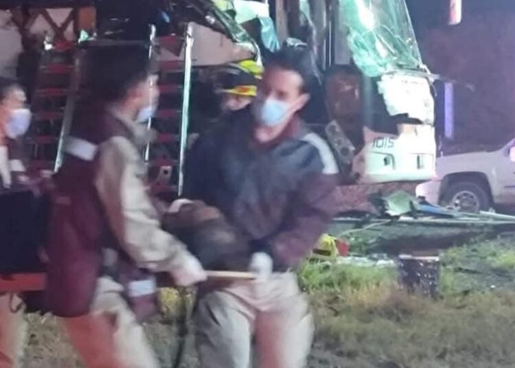 Choque de autobús deja 2 muertos y 8 heridos en la Zaragoza–Monterrey
